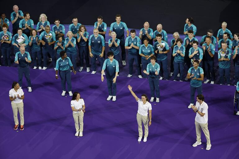 SAINT-DENIS (FRANCIA), 11/08/2024.- Los atletas olímpicos Kim Bui (Alemania, Gimnasia), Marcus Daniell (Nueva Zelanda, Tenis), Allyson Felix (Estados Unidos de América, Atletismo) y Jessica Fox (Australia, Canotaje) son elegidos miembros del COI durante la ceremonia de clausura de los Juegos Olímpicos de París 2024 celebrada este domingo, en el Estadio de Francia en Saint-Denis (Francia).EFE/ Miguel Toña
