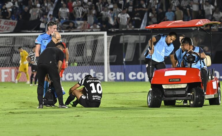 Lorenzo Melgarejo (10), jugador de Libertad, sufrió una lesión en el partido frente a River Plate por la Copa Libertadores 2024 en el estadio Defensores del Chaco, en Asunción, Paraguay.