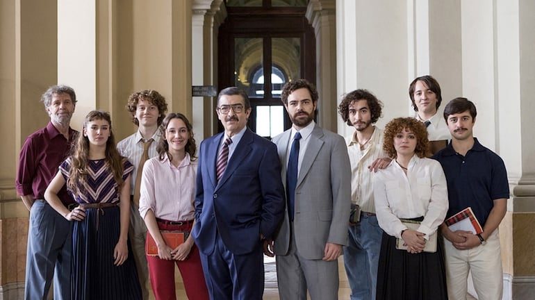 Ricardo Darín y Peter Lanzani, al frente del elenco de Argentina, 1985.