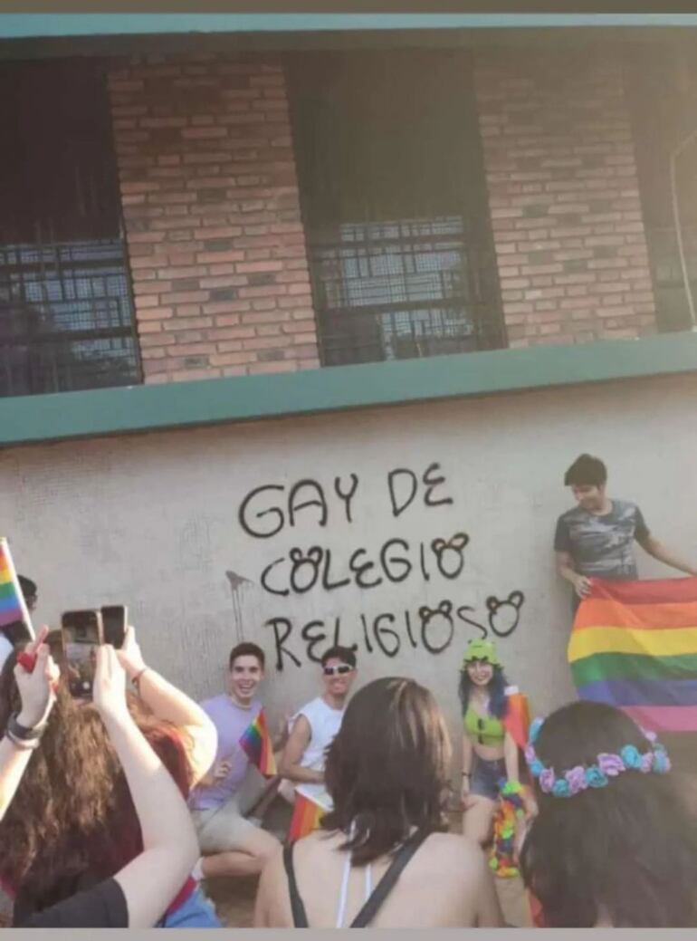 "Gay de colegio religioso" dice una de las inscripciones en las murallas del Cristo Rey.