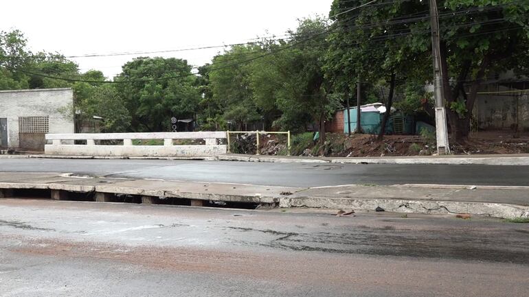 Puente ubicado sobre la avenida Luis María Argaña que con fuertes lluvias se desborda generan peligrosos raudales en la ciudad de Lambaré.