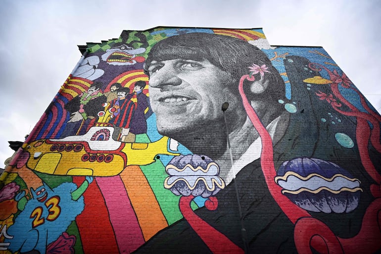 Un mural que representa al ex miembro de los Beatles Ringo Starr y pintado por el artista de Liverpool John Culshaw, en la pared de la fachada del The Empress Pub en Toxteth, Liverpool, noroeste de Inglaterra.