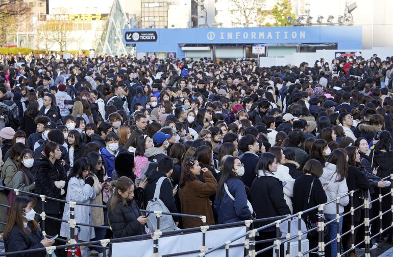 Los fans forman fila en las afueras del Tokyo Dome para ingresar al show de Swift.