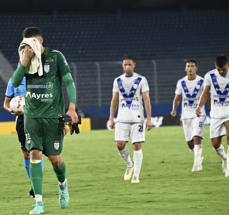 El portero Jonathan Rossi encabeza la fila de jugadores que se retiran cabizbajos. Julio González, Silvio Torales y Juan Patiño también se marchan con rostros de lamento.