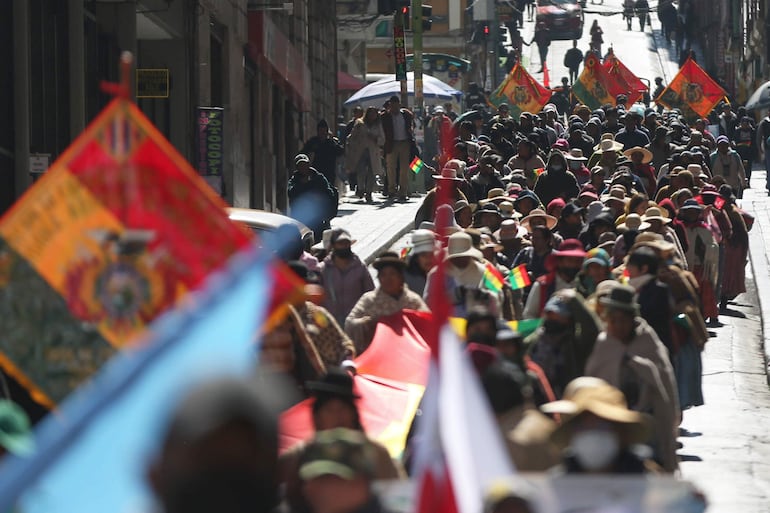 Integrantes de organizaciones gremiales y transportistas participan en una marcha exigiendo dólares y combustibles, en La Paz (Bolivia).