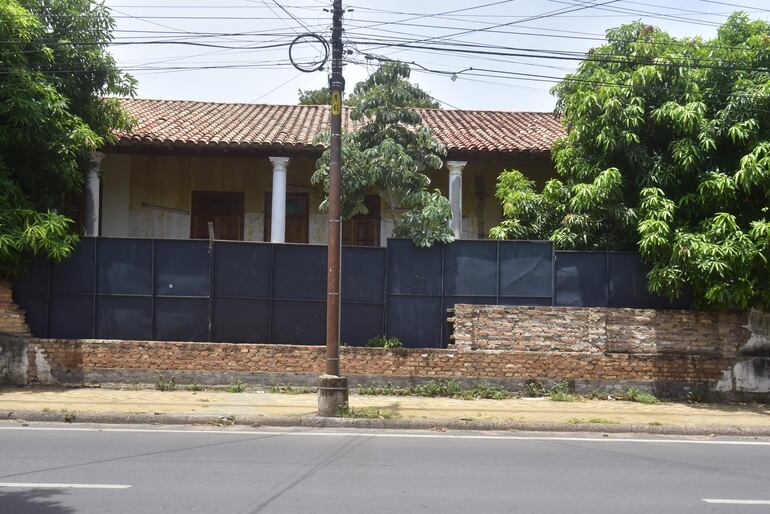 La escuela básica N° 5 General Eduvigis Díaz, en el centro de Asunción, tiene parte de su muro caído y en mal estado. La vereda que rodea a la infraestructura también se observa con enormes baches.