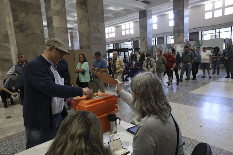 Uruguayos votan en un colegio electoral durante las elecciones presidenciales y parlamentarias que se celebran este domingo.