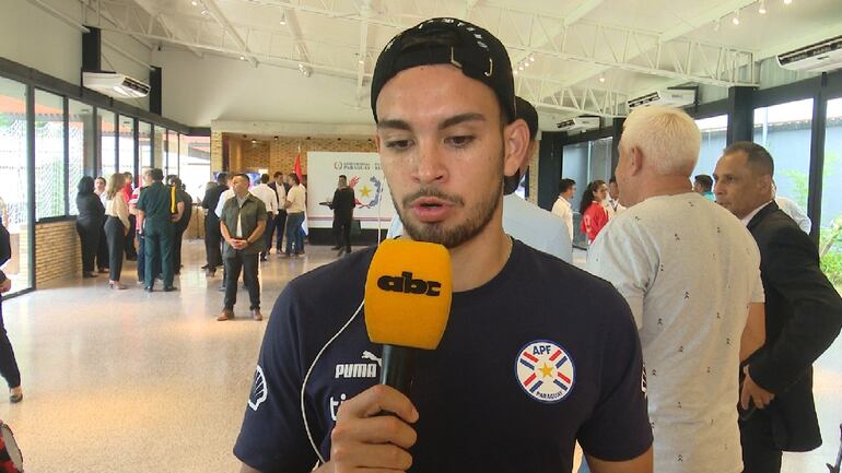 El paraguayo Fabrizio Peralta, jugador de Cerro Porteño, conversa con ABCTV en el reconocimiento realizado por el presidente dela República, Santiago Peña, a los campeones del Preolímpico 2024 en Mburuvichá Róga, Asunción.