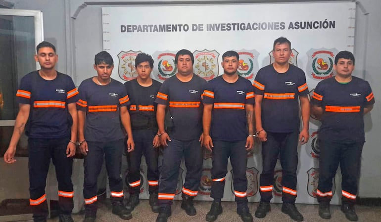 Los siete empleados de Punto Farma que fueron delatados por su compañero y después  capturados en el depósito de la firma, en Ñemby.