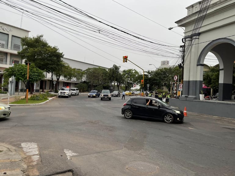 Nuevo semáforo colocado a la altura del acceso al microcentro de Asunción por la Costanera José Asunción Flores.