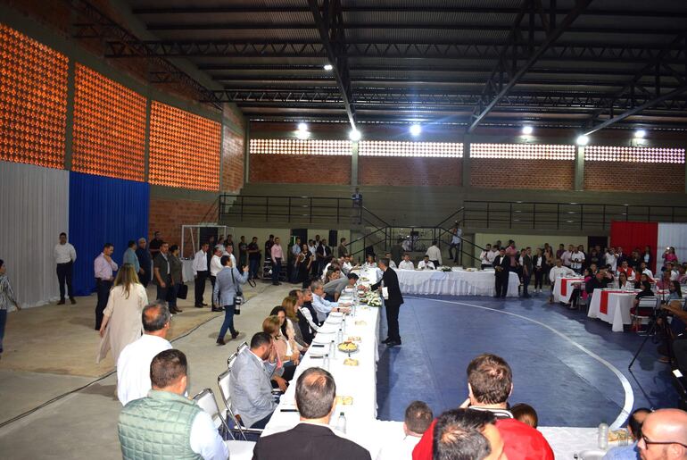 Con un almuerzo republicano culminó la gira de Santi Peña en el departamento de Paraguarí.