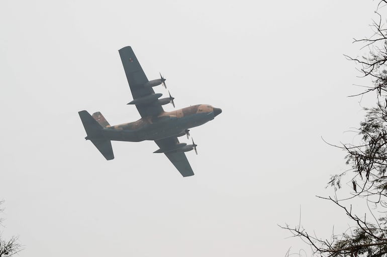 El avión Hércules C130, de la Fuerza Aérea de Uruguay sobrevuela la zona de un incendio este viernes, en Bahía Negra. El Gobierno de Paraguay no planea a corto plazo comprar aviones de combate contra incendios.