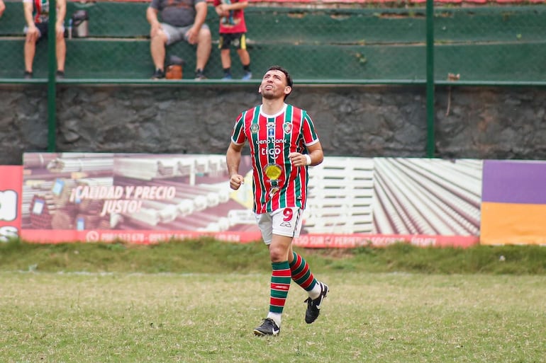 Eduardo Ayala celebra el gol de apertura a favor de Fulgencio Yegros de Ñemby. (Foto: APF)