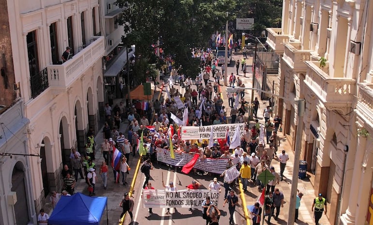 Manifestantes repudiaron ayer el proyecto de ley que pretende supervisar las pensiones y jubilaciones.