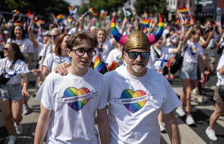 Miembros de la comunidad escandinava marchan por la calle durante el Capital Pride Festival en Washington, DC.