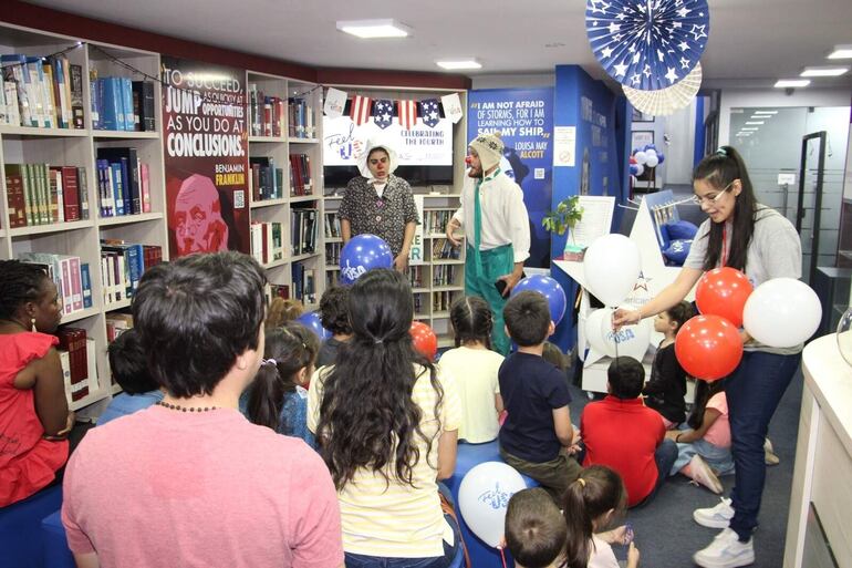 En la biblioteca Roosevelt hubo teatro para chicos que oyeron historias aprendieron de manera didáctica.