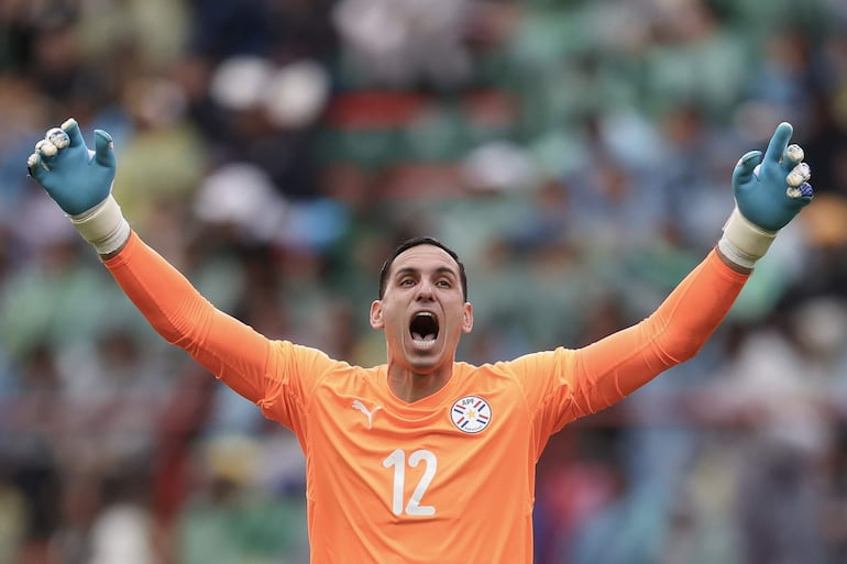 Roberto Junior Fernández, jugador de la selección de Paraguay, celebra un gol en el partido frente a Bolivia por las Eliminatorias Sudamericanas 2026 en el estadio Municipal, en El Alto, Bolivia.