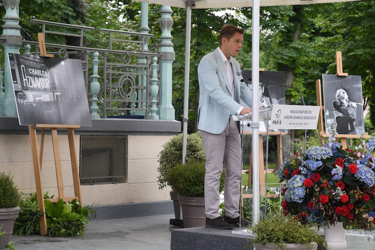 Nicolas Aznavour pronuncia un discurso durante la inauguración de un jardín en la avenida de los Campos Elíseos que lleva el nombre de su padre, el cantante franco-armenio Charles Aznavour.