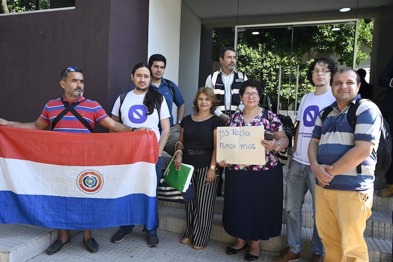 Integrantes de la comitiva de Opama que mantuvieron ayer una reunión con el viceministro de Transporte, Emiliano Fernández, entre los cuales se encontraban adultos mayores.