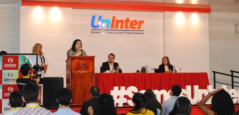 La rectora de la Universidad Internacional Tres Fronteras (Uninter), doctora Natalia Duarte, dirigiéndose al público durante el acto de entrega de becas.