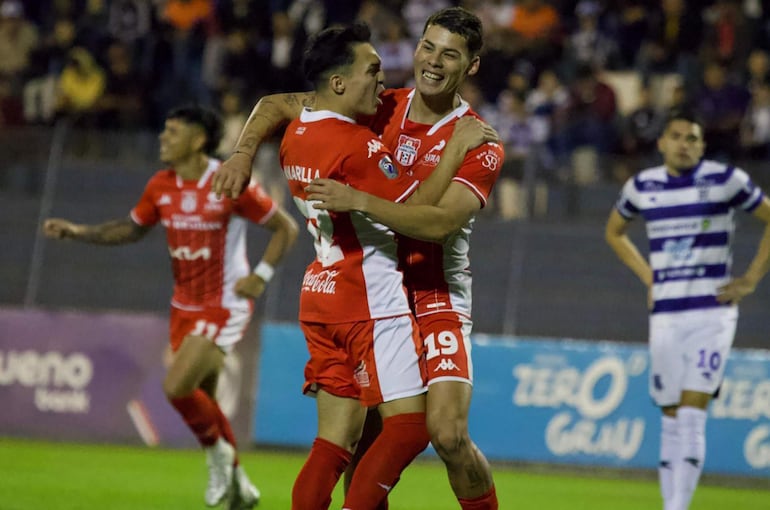 Rodrigo Amarilla se abraza con Víctor Rivarola, autor del primer gol de General Caballero JLM, en la victoria 2-0 ante el Gallo norteño.