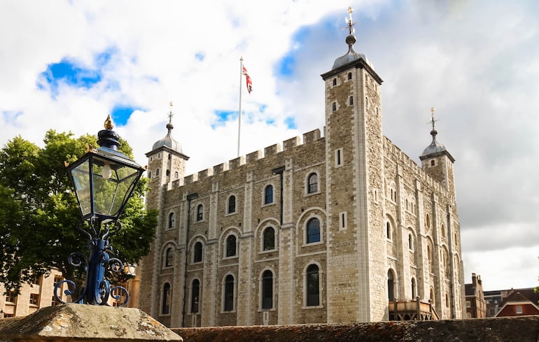 La Torre Blanca: Castillo principal dentro de la Torre de Londres y sus murallas exteriores en Londres, Inglaterra. Fue construida por Guillermo el Conquistador a principios de la década de 1080 y posteriormente ampliada.