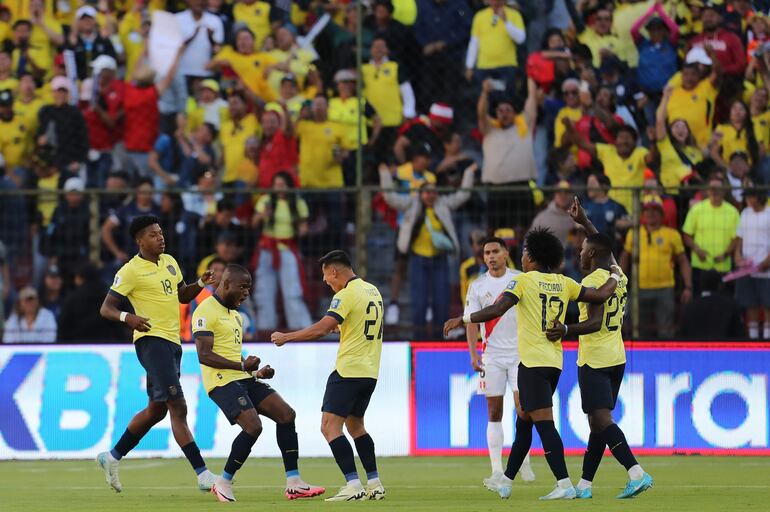 Enner Valencia (2-i) de Ecuador celebra su gol este martes, en un partido de las eliminatorias sudamericanas para el Mundial de 2026 entre Ecuador y Perú en el estadio Rodrigo Paz Delgado en Quito (Ecuador).