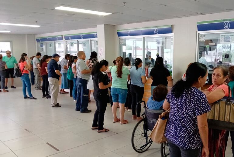 Fila de pacientes en el Hospital Central, que buscan agendar un turno para atención médica. 