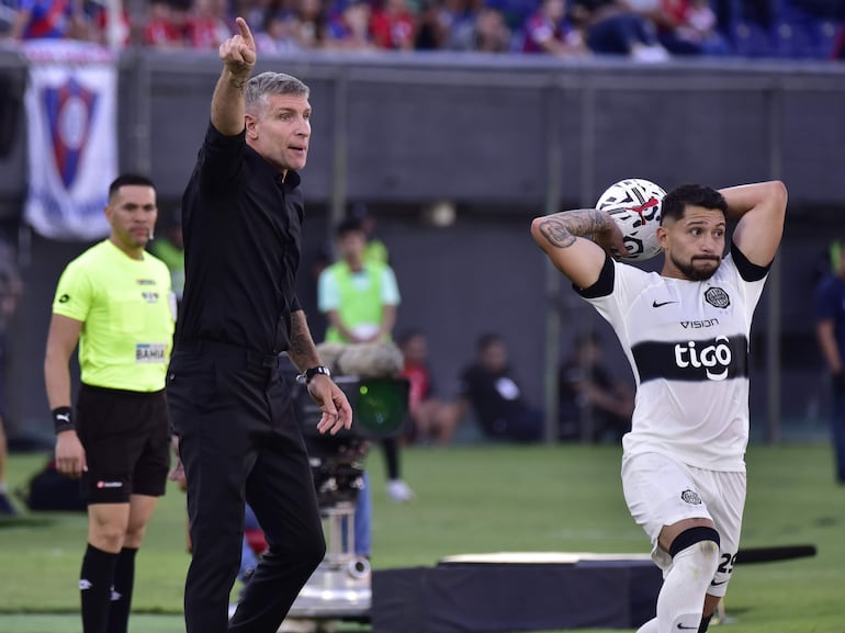 Los argentinos Martín Palermo y Víctor Salazar, entrenador y jugador de Olimpia, durante el superclásico del fútbol paraguayo ante Cerro Porteño por la sexta fecha del torneo Apertura 2024 en el estadio Defensores del Chaco, en Asunción.