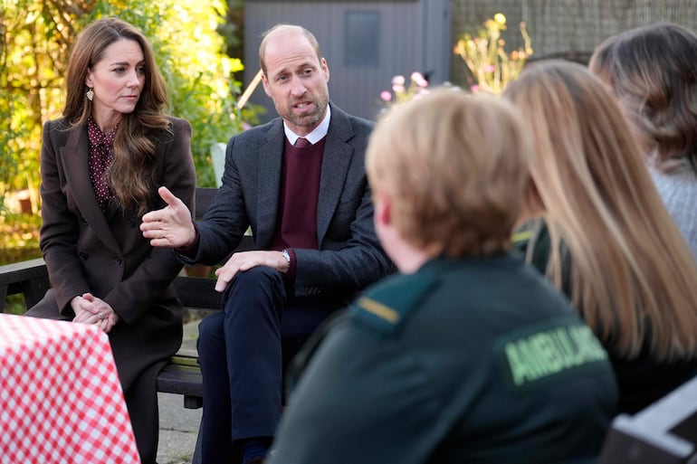 El príncipe Guillermo y la princesa Kate hablando con miembros de los servicios de emergencia durante una visita al Centro Comunitario de Southport. (Danny Lawson / POOL / AFP)