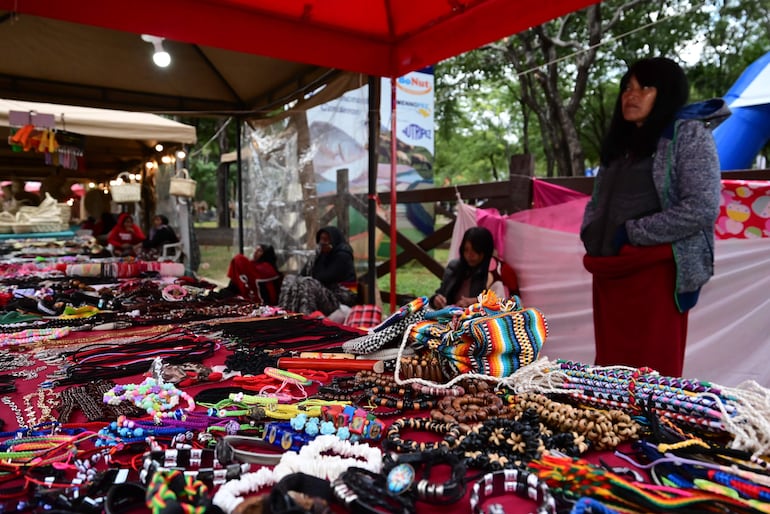 Variedad de artesanía fabricada por los nativos y que se pueden apreciar frente al Patio de Comidas