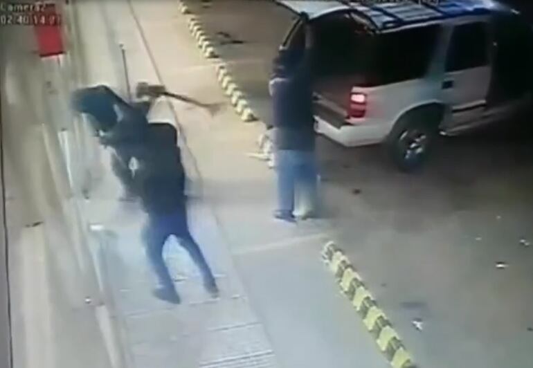 Cámaras de circuito cerrado captaron el momento en que delincuentes robaron el cajero automático el 25 de febrero en Ciudad del Este.