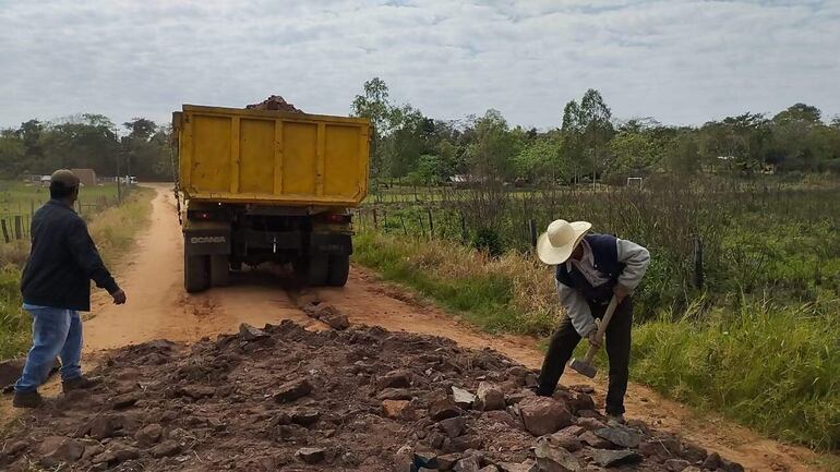 Pobladores de la compañía Novireta del distrito de San Estanislao trabajan en el mantenimiento del camino de la comunidad.