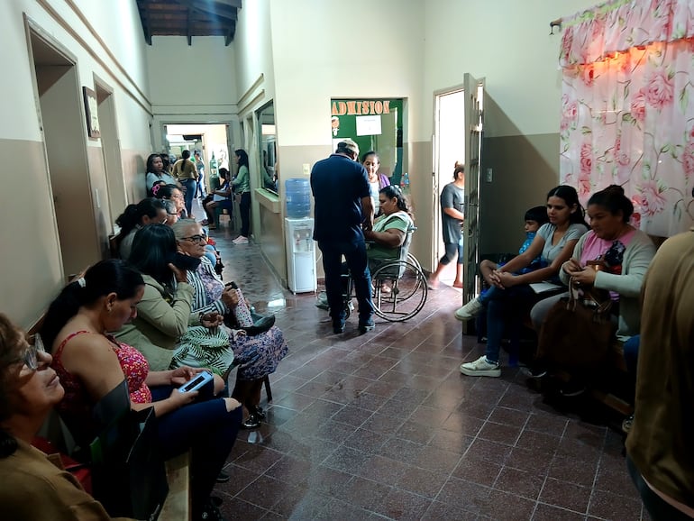 Gran cantidad de personas acudió a consultar con los médicos especialistas comisionados por el Ministerio de Salud para servicios de dos días que no fueron suficientes.