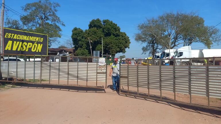 Los camioneros extranjeros se encuentran con sus vehículos en este estacionamiento.