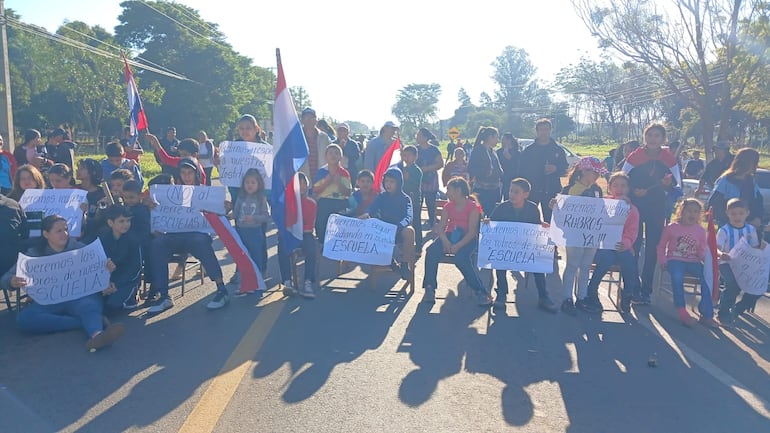 Los niños dejan sus aulas y se instalan en la ruta para exigir docentes y poder estudiar