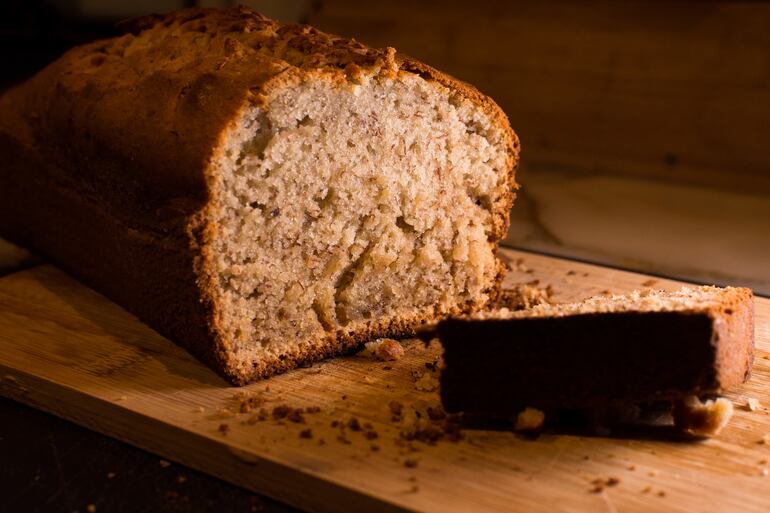 Budín de banana y manteca de maní.