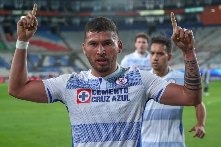 El paraguayo Juan Escobar, futbolista de Cruz Azul, festeja un gol. 