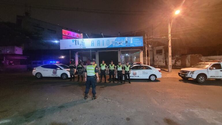 Incursión de agentes de la Comisaría Tercera de Asunción en el Mercado 4.