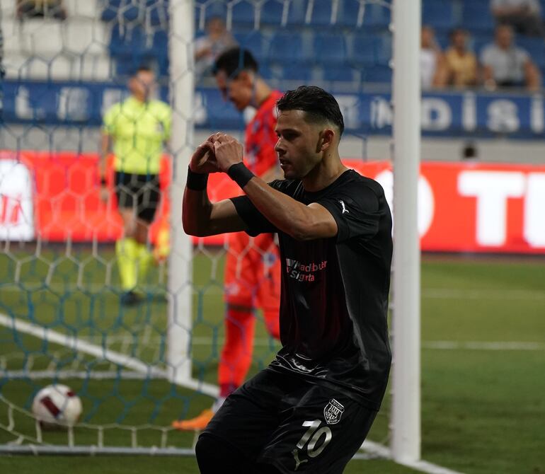 Óscar Romero festeja su gol en la liga turca.