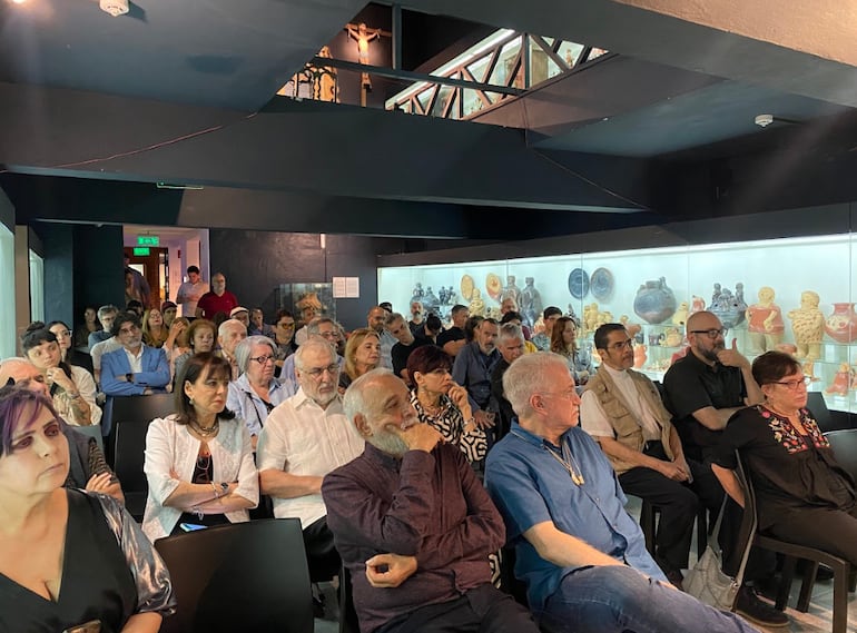 La Sala de Cerámica Popular del Museo del Barro, donde se lanzó el libro, se llenó de gente para la ocasión.