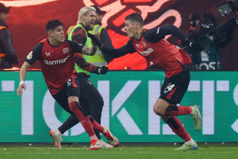 LEVERKUSEN (Germany), 05/02/2025.- Patrik Schick of Leverkusen (R) celebrates scoring the 2-2 goal with his teammate Piero Hincapie during the German DFB Cup quarter final soccer match between Bayer Leverkusen and Cologne in Leverkusen, Germany, 05 February 2025. (Alemania, Colonia) EFE/EPA/CHRISTOPHER NEUNDORF CONDITIONS - ATTENTION: The DFB regulations prohibit any use of photographs as image sequences and/or quasi-video.
