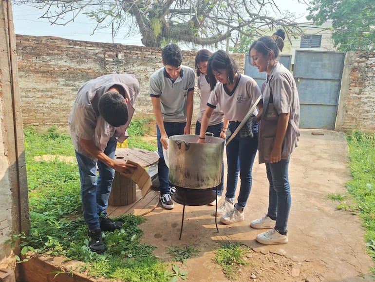 Estudiantes de Itá preparan olla popular ante la ausencia de Hambre Cero.