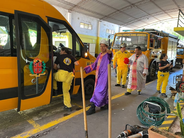 Los bomberos voluntarios se preparan para llevar juguetes y alegría a los chichos del Buen Pastor.