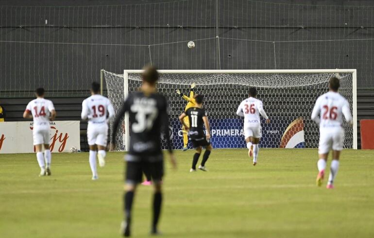 Momento en el que el balón ingresa en la portería de Christian RIveros, futbolista de Nacional, después de la ejecución de Jorge Ortega, jugador de Tacuary, desde el mediocampo en el duelo por la segunda fecha del torneo Clausura 2023 del fútbol paraguayo en el estadio Arsenio Erico, en Asunción.