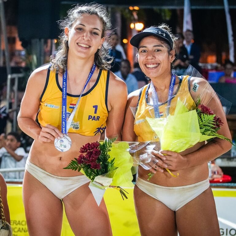 A la izq. Erika Mongelós (26 años) y Michelle Valiente (25) con la medalla de plata en Guyana.