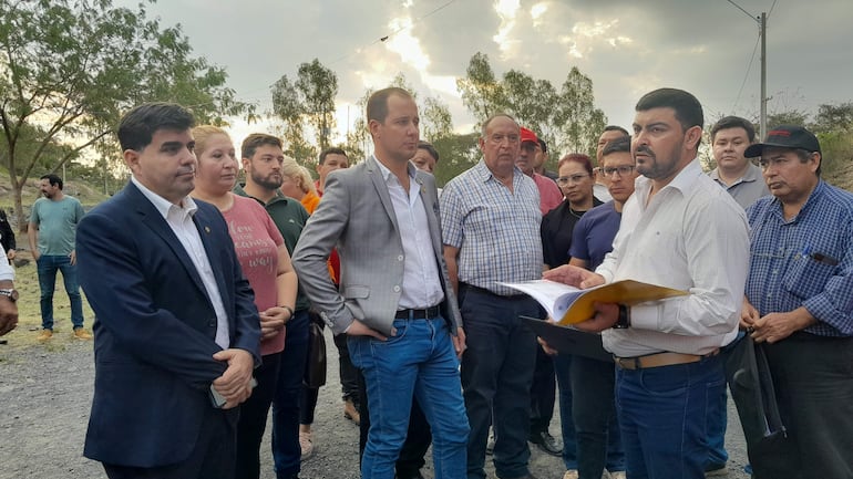 El concejal colorado Marcelo Martínez, de Ñemby, explica a los diputados Carlos Pereira y Adrián Vaesken las instalaciones de columnas en el Cerro Ñemby.