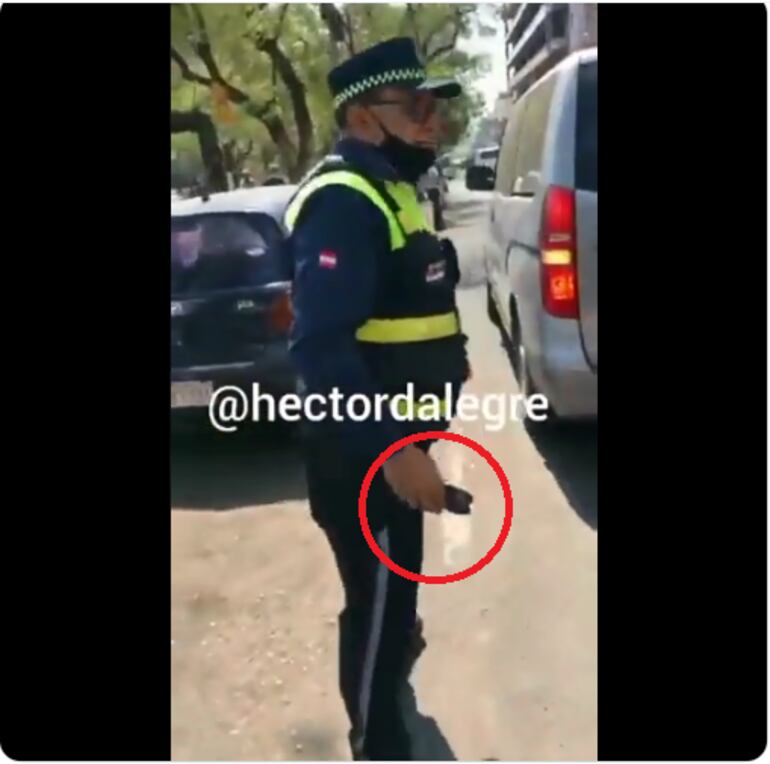 Agente de la PMT de Asunción, utilizándo una picana eléctrica contra ciudadanos.