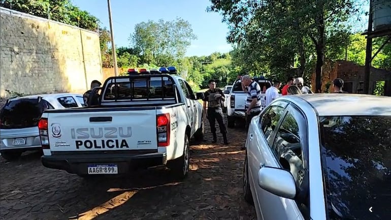 Los policías rastrillaron la zona del asalto en Presidente Franco.