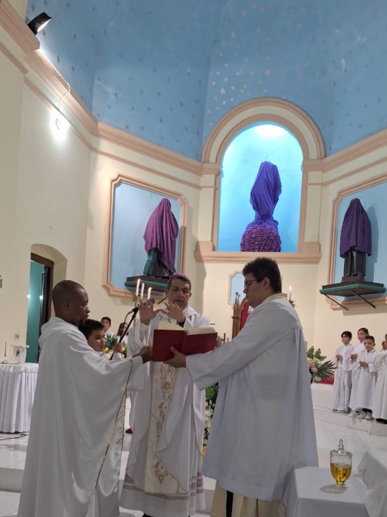 Monseñor Gabriel Escobar obispo del vicariato apostolico del Chaco, durante la misa crismal.